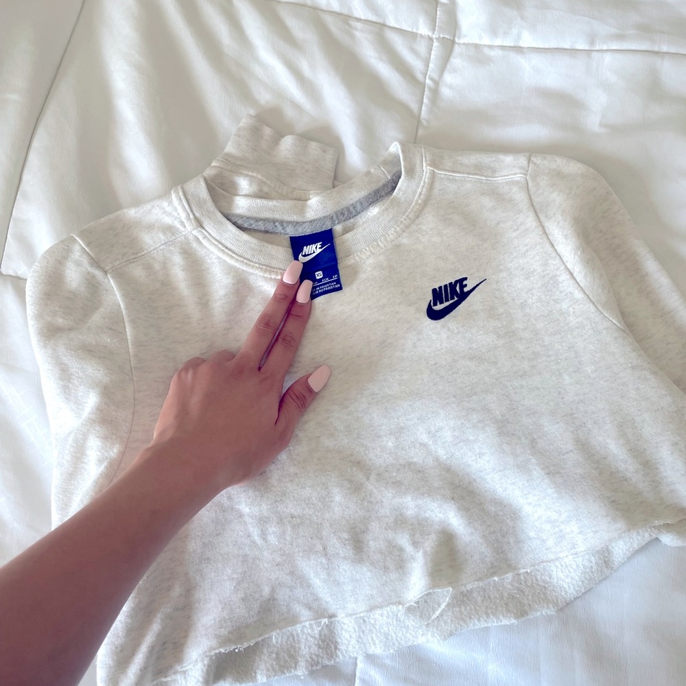 White cropped nike crewneck